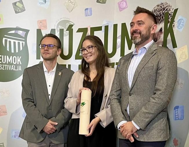 Sári Zsolt átadja az ICOM különdíjat a Kuny Múzeum képviselőinek